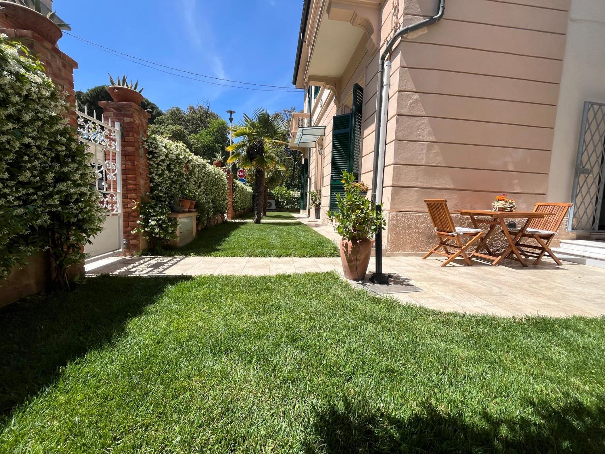 Pura Vida Bed and Breakfast Viareggio Exteriör bild