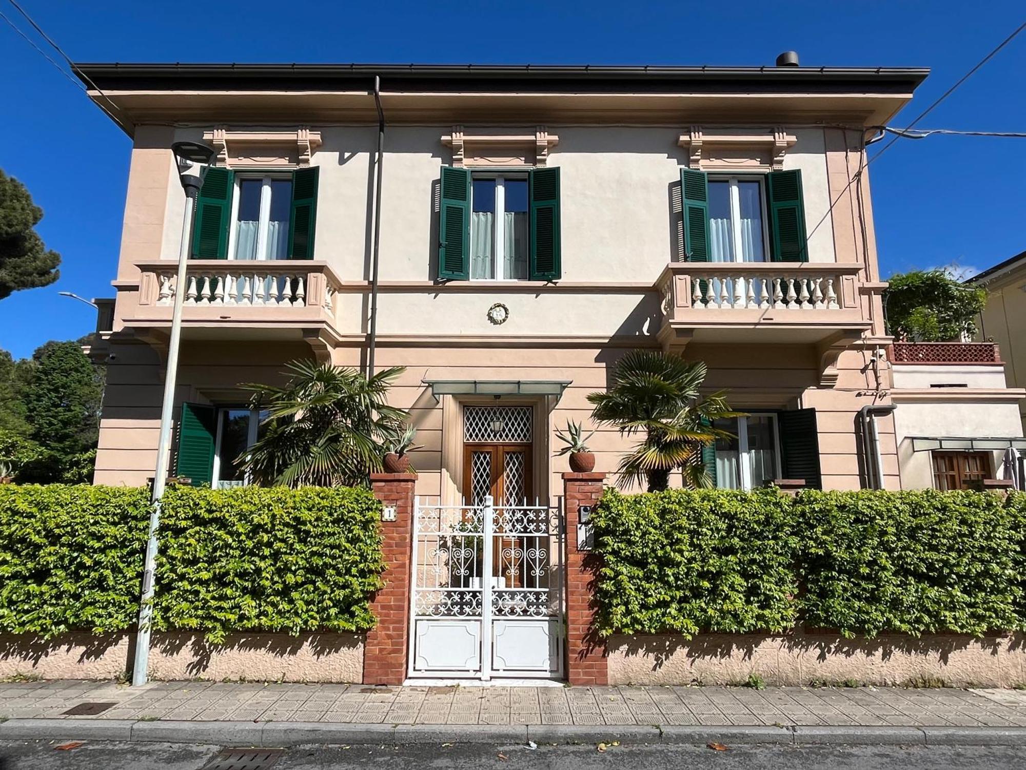 Pura Vida Bed and Breakfast Viareggio Exteriör bild